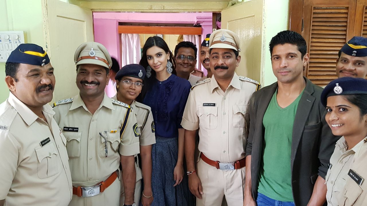 Farhan Akhtar & Diana Penty with Officer Kharat and his team.