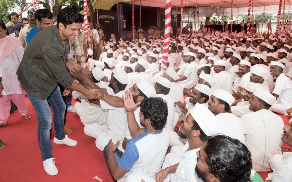 Farhan Akhtar with the inmates.