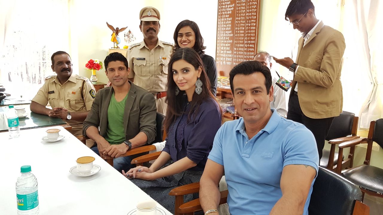 Supdt U T Pawar, Dy Supdt Vasnik with Farhan Akhtar, RJ Neha, Diana Penty and Ronit Roy.