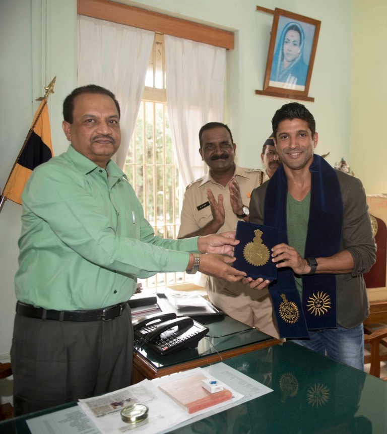 Farhan Akhtar felicitated for Bhaag Milkha Bhaag.